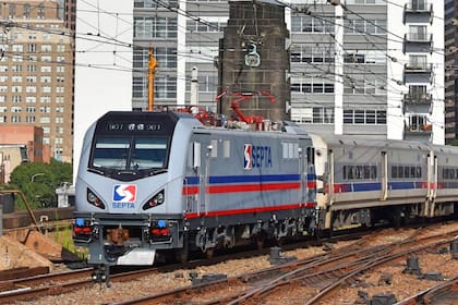 De aprobarse las medidas, los boletos de tren que ahora se encuentran entre US$3,75 y US$6,50 pasarían a costar entre US$5 y US$8,75 en 2025 (SEPTA)