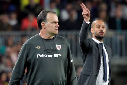 De archivo: Guardiola y Bielsa, enfrentados en la liga de España con Barcelona y Athletic de Bilbao. El sábado se volverán a encontrar, ahora en la Premier League.