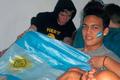 De archivo: Lautaro en la pensión de Racing viendo un partido de la selección durante el Mundial Brasil 2014.