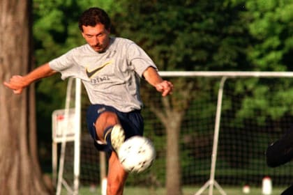 De archivo, Macri patea en un entrenamiento de Boca a finales de los ´90, cuando era presidente del club