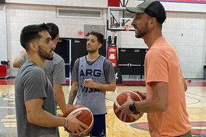 De archivo: Manu Ginóbili conversa con Facundo Campazzo en el predio de entrenamiento de Las Vegas, antes de los Juegos Olímpicos de Tokio