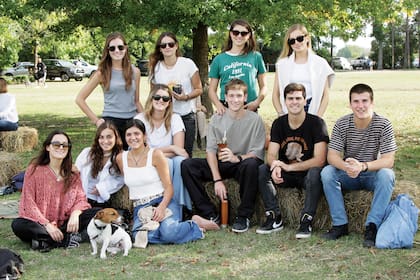 De arriba hacia abajo y de izquierda a derecha: Martina Bosch, Delfina Uranga, Agustina Solari, Justina Otero Monsegur, Delfina Casabal, Tonia Novillo Astrada y María Pavlovsky, Eloisa Lagos Mármol, Gonzalo Barnetche, Ramón Britos, Simón Ferreccio.