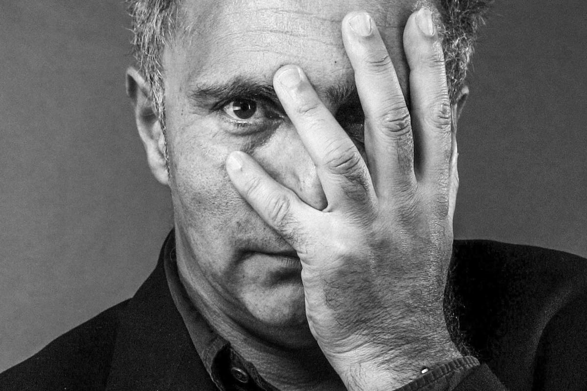 De ascendencia paquistaní, sufrió la marginación en Londres y fue delincuente juvenil. Lo salvó la escritura. Hoy, distinguido como Comandante de la Orden del Imperio Británico, mantiene su vida en los suburbios y de ahí surgen sus personajes. A sus estudiantes les recomienda “que sean salvajes”