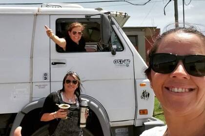 De atrás para adelante: Susana García, Norma Arrúa y Andrea Paredes, fundadoras de Simplemente Camioneras