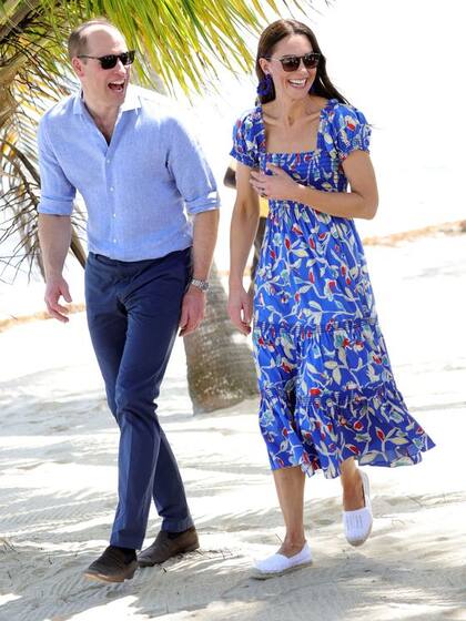 De azul, fresco y veraniego, el look de Kate se llevó todas las miradas