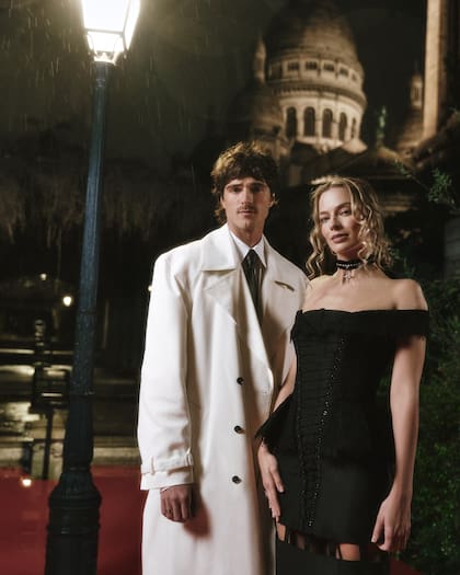De blanco y negro, Jacob Elordi y Margot Robbie refuerzan la sintonía que construyeron para dar vida a la pareja de Cumbres Borrascosas. Durante el rodaje, ambos reconocieron una conexión poco habitual: “Nos volvimos extrañamente codependientes en el set, necesitábamos tenernos cerca para sentirnos contenidos”, confesó la actriz. Elordi, por su parte, explicó que muchas escenas se construyeron desde el cuerpo y la cercanía más que desde el diálogo. Una química que el público ya empieza a anticipar como uno de los grandes atractivos de la película