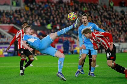 De Bruyne intenta anticiparse a un rival; el belga retomó su buen tras una serie de problemas físicos