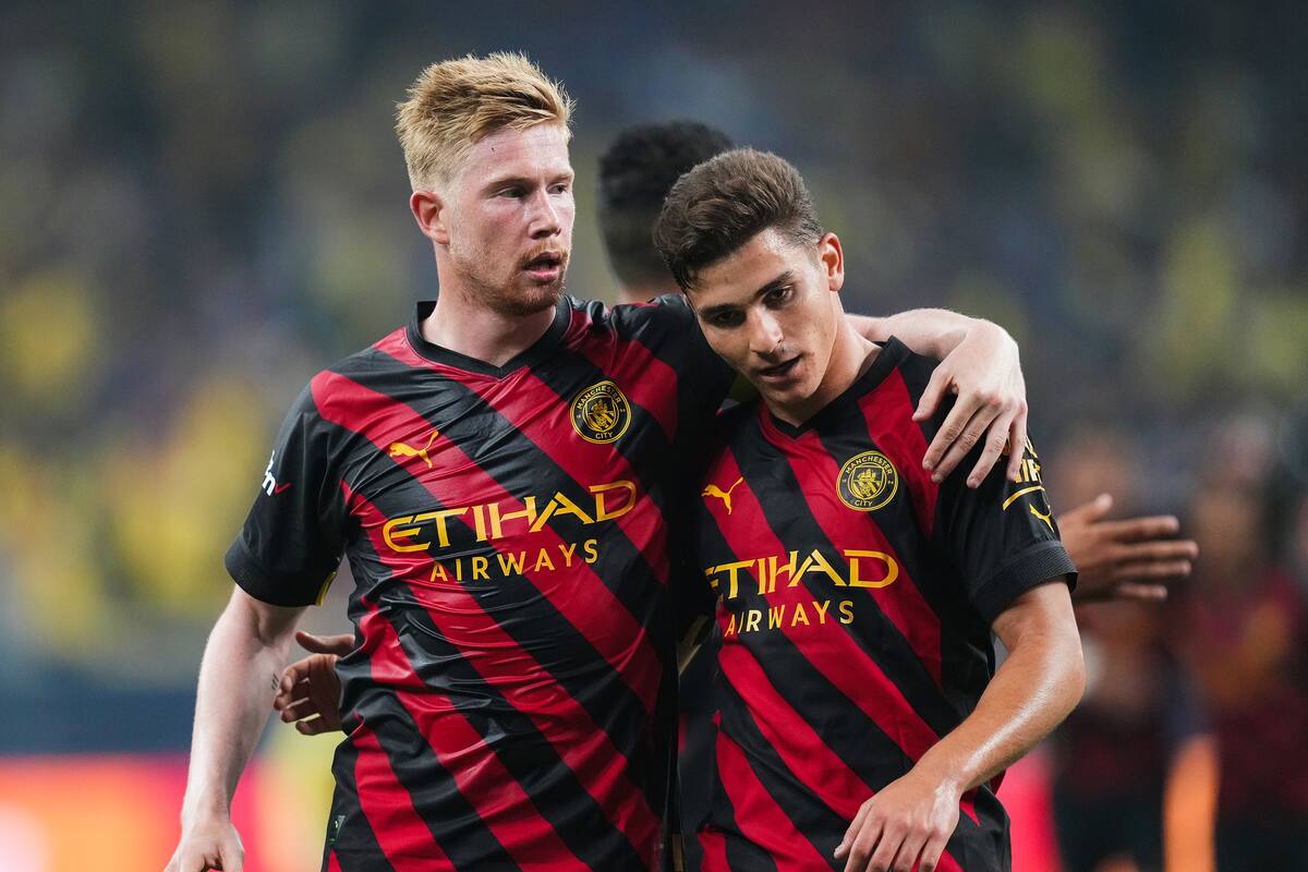 De Bruyne y Álvarez se abrazan tras un gol de Manchester City