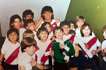 De buzo verde, con sus compañeros de Luján Sport Club, recibiendo a River en Mendoza. Aquí, con Alejandro Montenegro