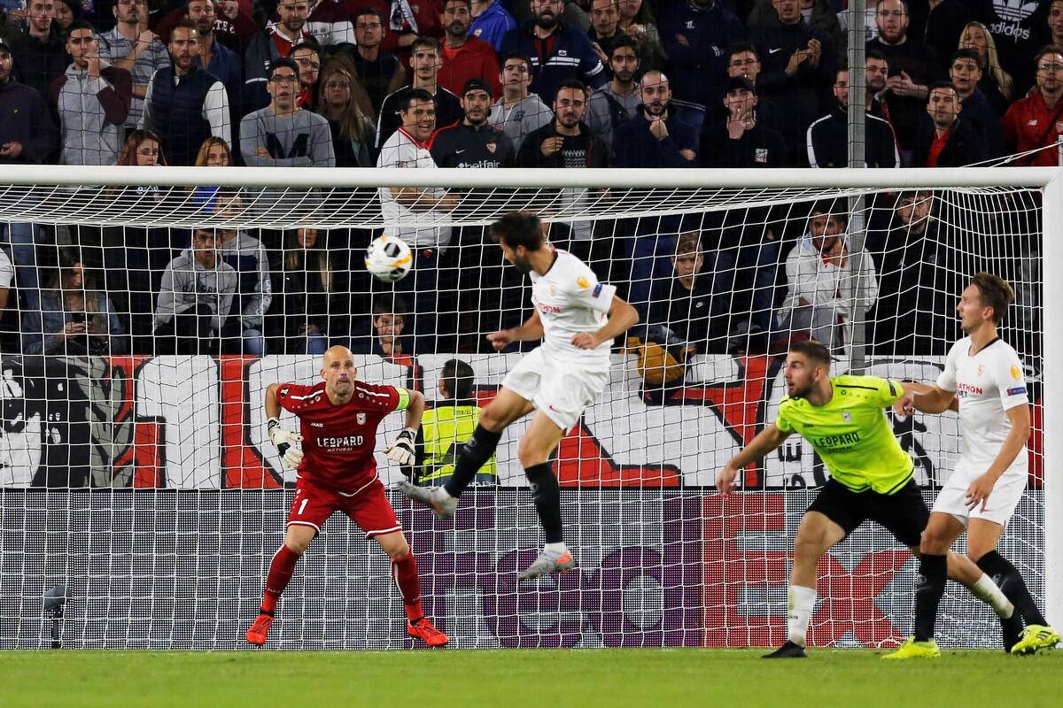 De cabeza, el Mudo Franco Vázquez abrió el marcador en la goleada de Sevilla por 3-0 a Dudelange, por el Grupo A