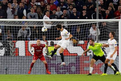 De cabeza, el Mudo Franco Vázquez abrió el marcador en la goleada de Sevilla por 3-0 a Dudelange, por el Grupo A