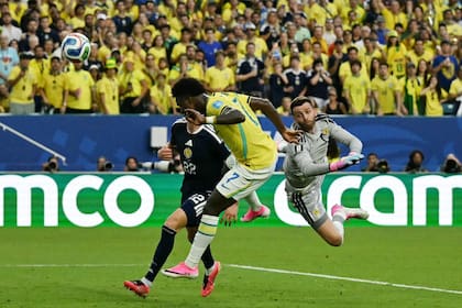 De cabeza, Vinicius convierte el segundo gol de Brasil