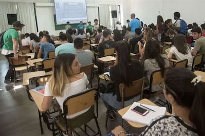 De cada 10.000 habitantes, 444 argentinos cursan estudios superiores, contra 384 y 363 de los otros dos países; se reciben 29 por año, frente a 56 y 49, respectivamente