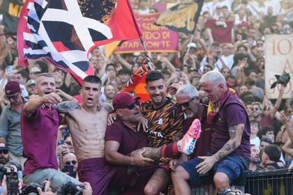 De capitán despojado a héroe del derbi: gol de Pellegrini le da la victoria a la Roma ante la Lazio