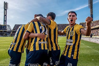 De cara al hincha, Facundo Buonanotte festeja en el Gigante de Arroyito