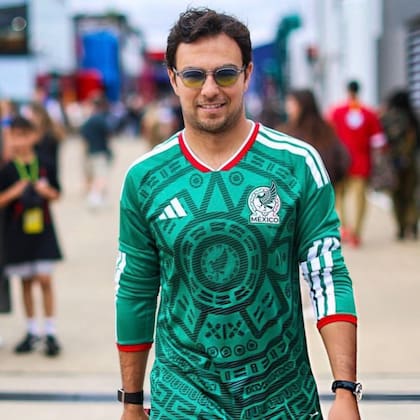 De cara al partido de México contra Inglaterra en el mundial de fútbol, Checo Pérez fue uno de los más mirados en los paddocks. En piloto lució orgulloso la camiseta de su selección