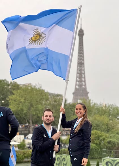 De Cecco y Sánchez Moccia, los abanderados argentinos, con la Torre Eiffel de fondo, en la ceremonia de inauguración de París 2024.