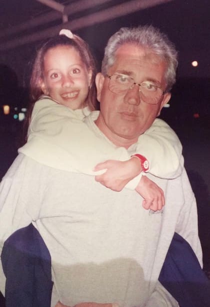 De chica, con su padre, Jorge Espasandin