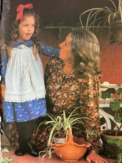 De chica junto a su madre Margarita Perkins de Anchorena