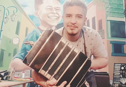 De chico tuvo un gran interés por la música, pero recién a los 11 años tuvo su primera guitarra, comprada con dinero que había ganado haciendo trabajos en el barrio como ayudante de albañil.