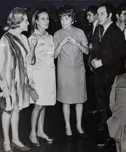 De "cholula" a periodista. De joven, Adela Montes ya era una reconocida cronista del medio que entablaba buenas migas con celebridades como Irma Córdoba y Mirtha Legrand.