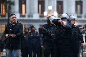 El Gobierno defiende el accionar de un policía de civil en la manifestación frente al Congreso