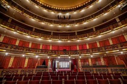 De clásico diseño italiano, la sala tiene capacidad para ochocientos sesenta espectadores distribuidos en sillones fraileros de la platea, palcos bajos, balcón y altos, platea balcón, tertulia y paraíso.