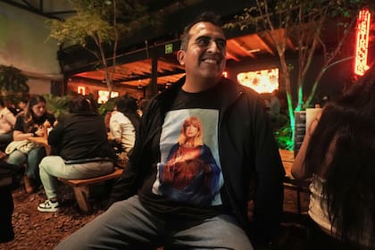 De cócteles de tequila a shows drag, fans de Taylor Swift celebran “The Life of a Showgirl”