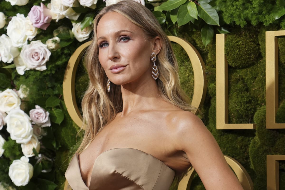 De conocida a mundialmente famosa. Nikki Glaser, la humorista que ofició de host en la 82ª entrega de los Globos de Oro, que se realizó este domingo en el Beverly Hilton de Los Ángeles