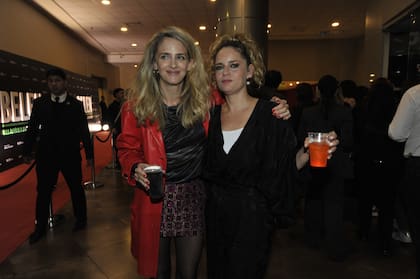 ¡De copas! Leonora Balcarce y Romina Ricci brindaron por el nuevo logro de su colega