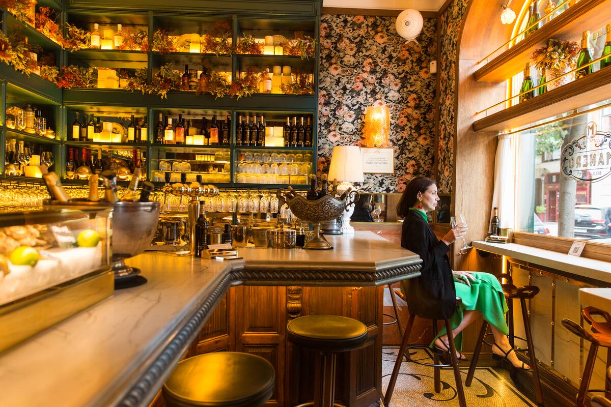 De copas y picoteo en la barra de Manero Bar, una de las aperturas más celebradas de Madrid.en los últimos tiempos.