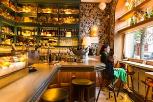 De copas y picoteo en la barra de Manero Bar, una de las aperturas más celebradas de Madrid en los últimos tiempos.