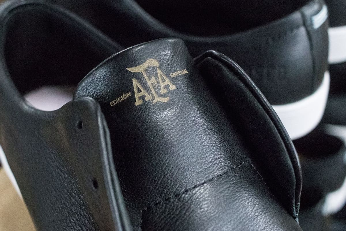 De cuero Argentino y con tres puntadas a mano que emulan la bandara nacional, los zapatos llegaron al predio de la AFA en Ezeiza