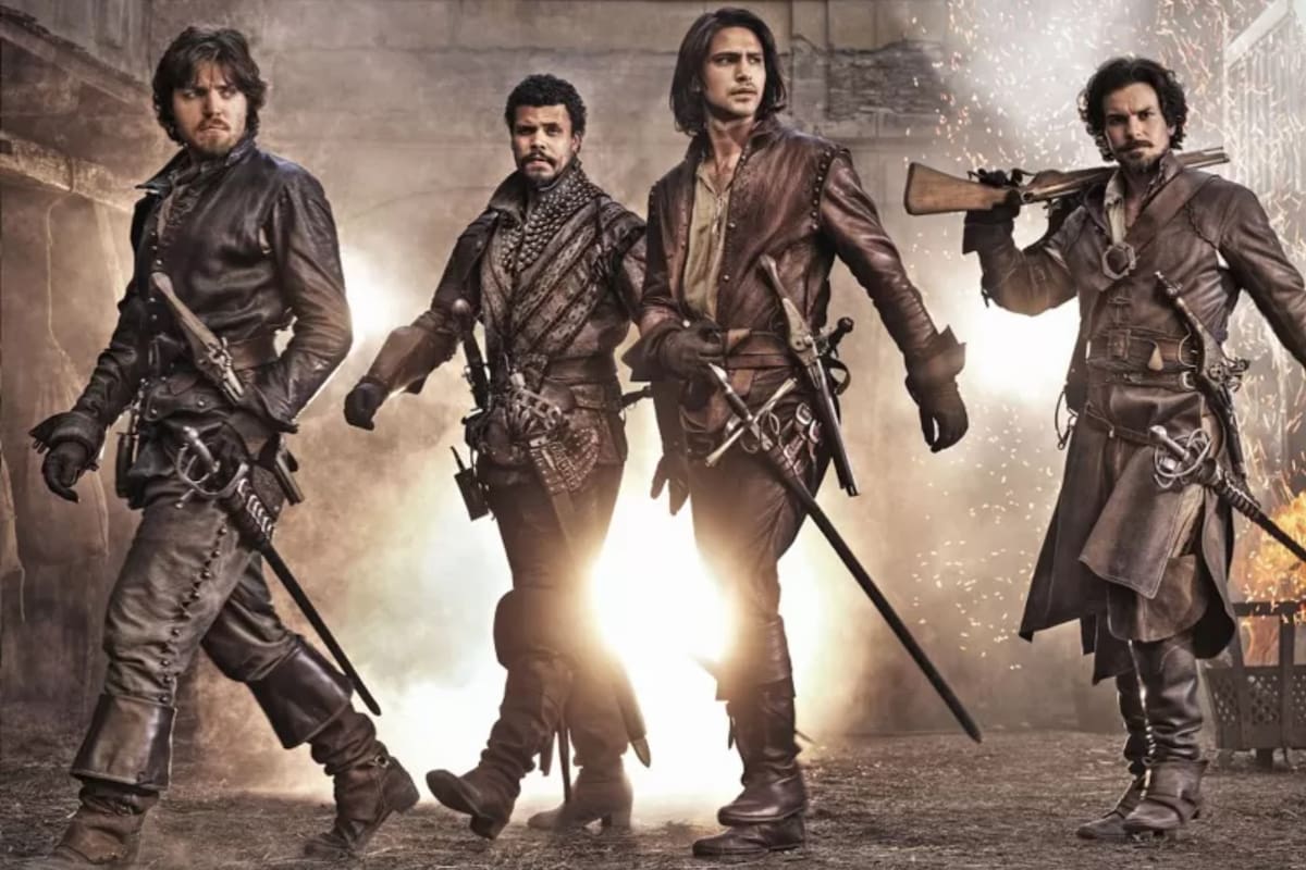 De der a izq: Athos Tom Burke; Porthos, Howard Charles; D'Artagnan, Luke Pasqualino, y Aramis, Santiago Cabrera (Crédito: BBC)