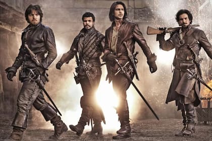 De der a izq: Athos Tom Burke; Porthos, Howard Charles; D'Artagnan, Luke Pasqualino, y Aramis, Santiago Cabrera (Crédito: BBC)