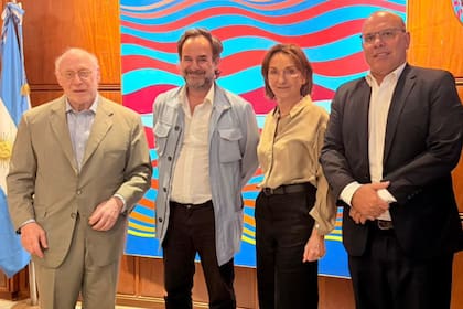 De derecha a izquierda: Julio César Crivelli, presidente de la Asociación Amigos del Bellas Artes; Tulio Andreussi Guzmán, presidente del Fondo Nacional de las Artes; Ezequiel Cassagne, prosecretario de la Asociación, y María Herrero, vicepresidente de la Asociación