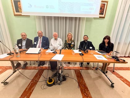 De derecha a izquierda, la teóloga argentina Emilce Cuda, secretaria de la Pontificia Comisión para América latina; el obispo Daniel Flores, vicepresidente del espiscopado de EEUU (USCCB); Liz Schuler, presidenta del sindicato más grande de EE.UU; el cardenal brasileño Jaime Spengler, presidente del CELAM; Fred Humphries, directivo de Microsoft; y Anthony Granado, de la USCCB