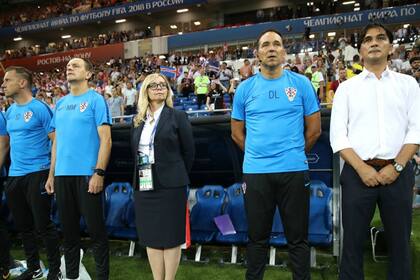 De derecha a izquierda: Zlatko Daliv (técnico), Drazen Ladic (ayudante), Iva Olivari (mánager), Marjan Mrmic (entrenador de arqueros) e Ivica Olic (ayudante)