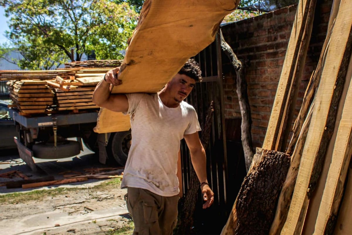 De día es carpintero y de noche se luce en la televisión