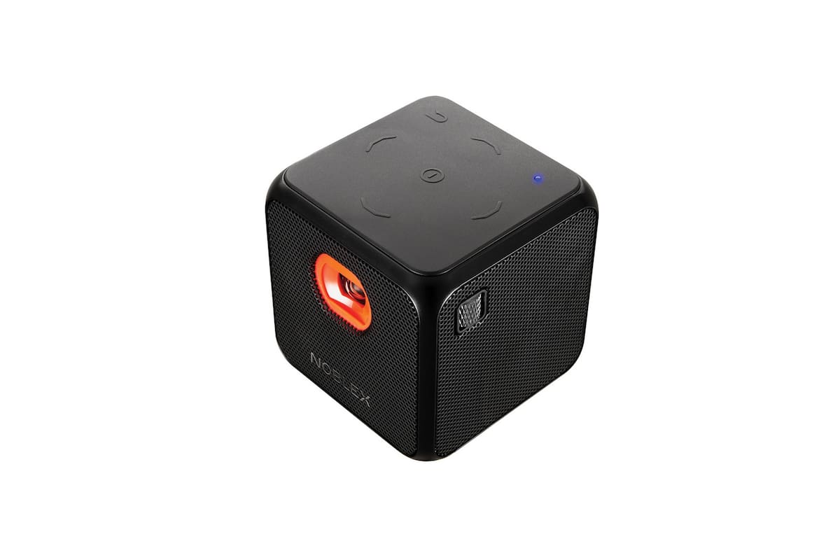 De diseño compacto y enfocado en el acceso de contenidos vía streaming, cuenta con la versión 7.1 Nougat del sistema operativo de Google y dispone de las aplicaciones preinstaladas de YouTube, Netflix y Spotify