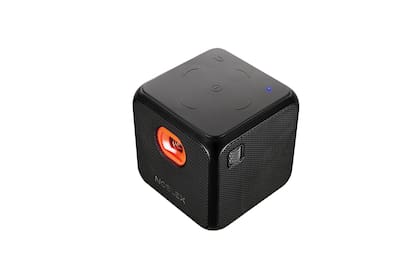 De diseño compacto y enfocado en el acceso de contenidos vía streaming, cuenta con la versión 7.1 Nougat del sistema operativo de Google y dispone de las aplicaciones preinstaladas de YouTube, Netflix y Spotify