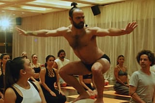 Peter Lanzani a puro ritmo: ahora es un maestro de yoga en el nuevo clip de Bándalos chinos