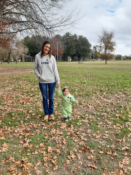 De enterito verde, con una aplicación de Mickey, Kai pasea con su mamá; la elección de los colores que viste procura no identificarlo ni como varón ni como nena
