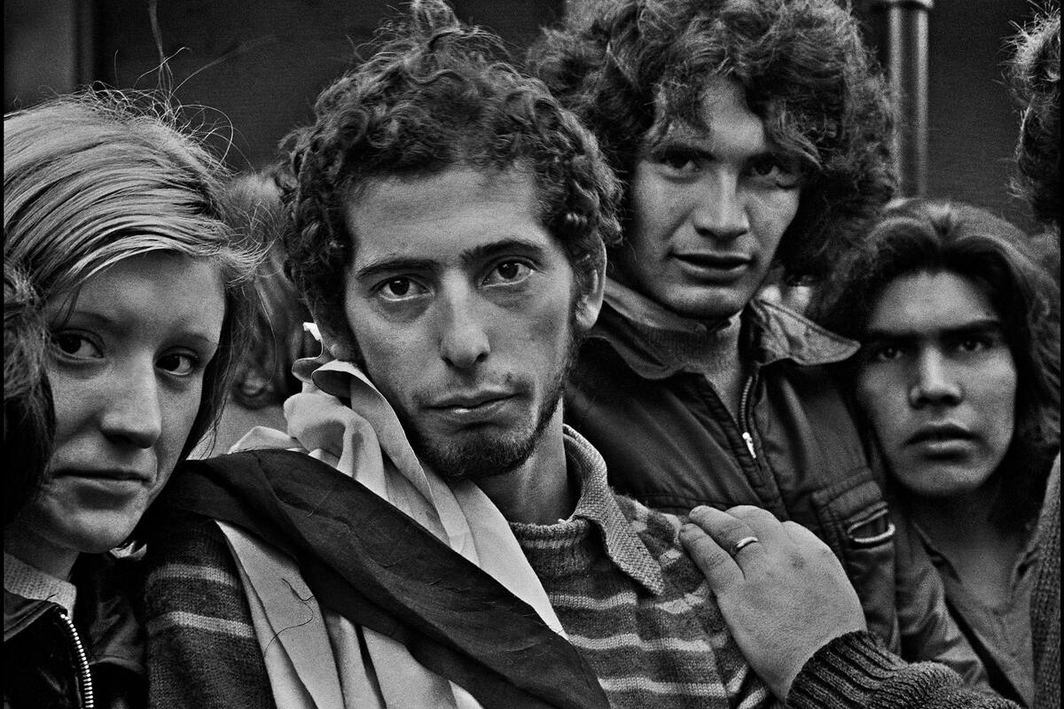 De escenas como ésta -su célebre foto Los muchachos peronistas, que ilustrará la tapa del libro, Facio registró apenas una toma, como se puede comprobar en los contactos que permanecieron guardados durante más de cuatro décadas.