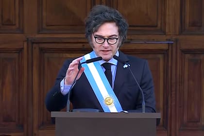 De espaldas al Cabildo y luego de entonar el himno nacional frente a los presentes concentrados en la Plaza San Martín, el presidente Javier Milei comenzó su discurso en el marco del acto por la celebración patria