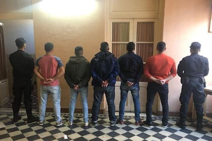 De espaldas y de civil, cinco de los siete policías detenidos