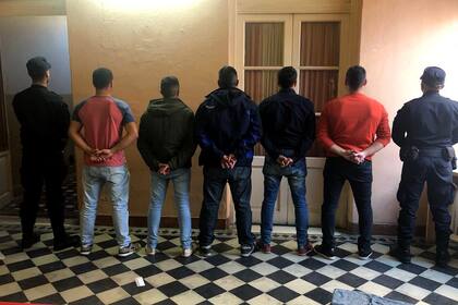 De espaldas y de civil, los cinco policías detenidos