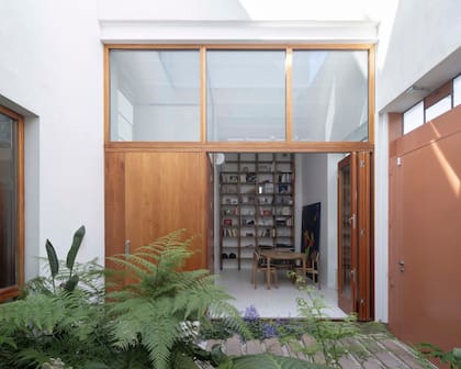 De este lado, la puerta moderna se asocia con un espacio completamente adaptado al estilo de vida actual. Un verdadero pasaje
