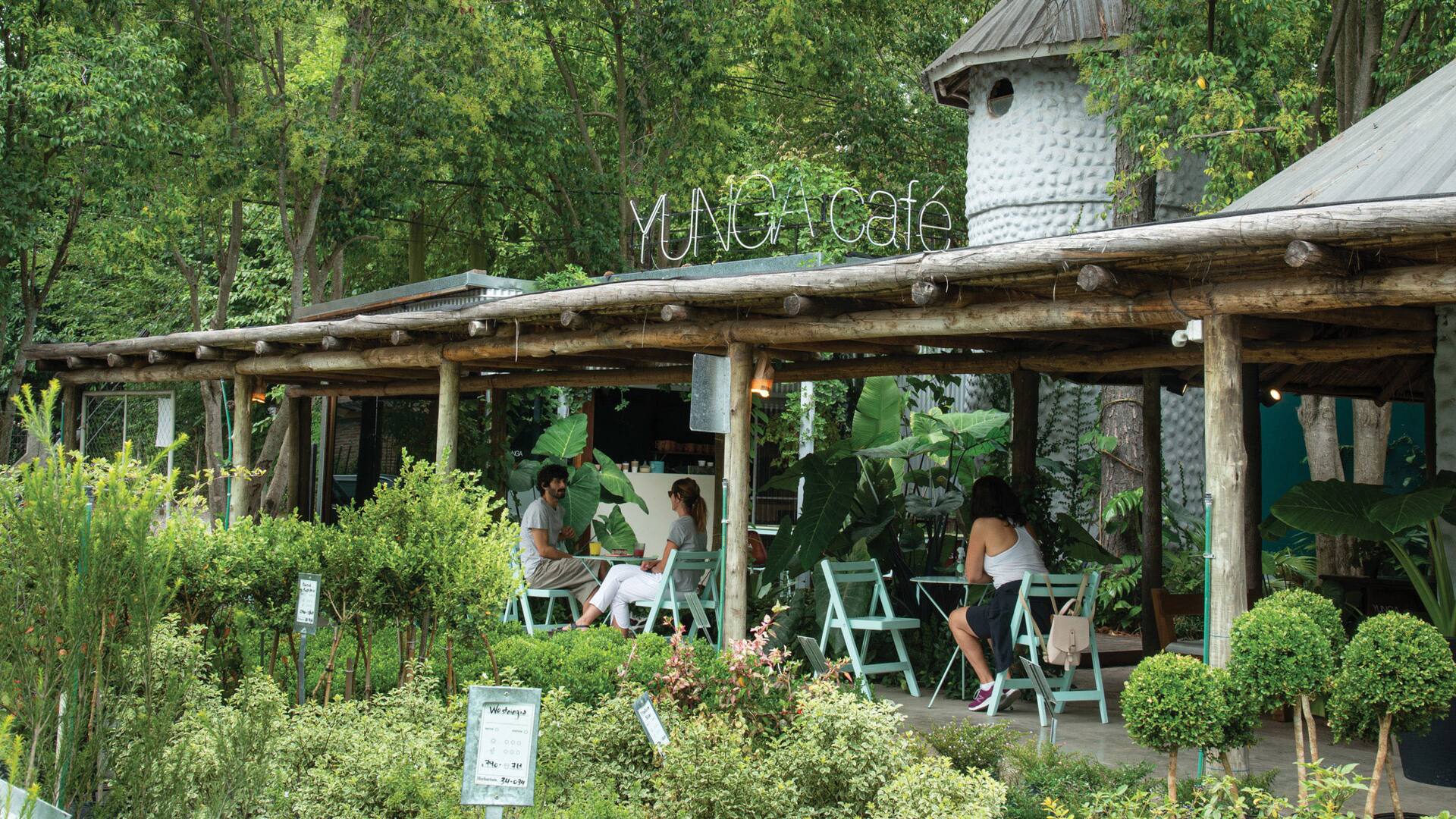 Exuberante: así es la estética de Yunga Café, el bar de Pilar ubicado dentro de un vivero que invita a comer y tomar algo rico en una mini selva.