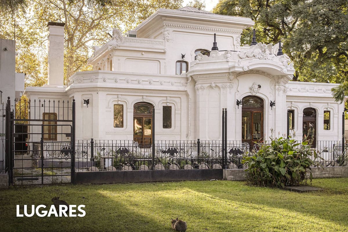 De estilo Art Noveau, la imponente casona de 125 años fue una de las primeras confiterías porteñas y reabrió con una propuesta gourmet dentro del ex zoo porteño.